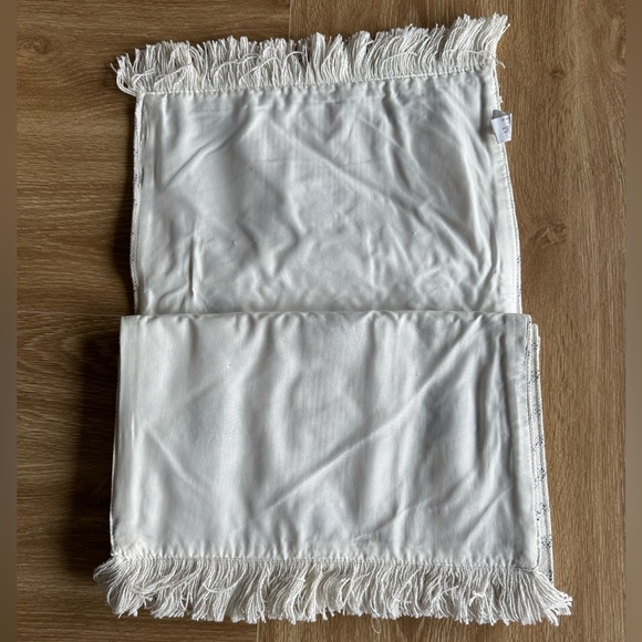 NWOT EMBROIDERED BEE TABLE RUNNER - Picture 5 of 6